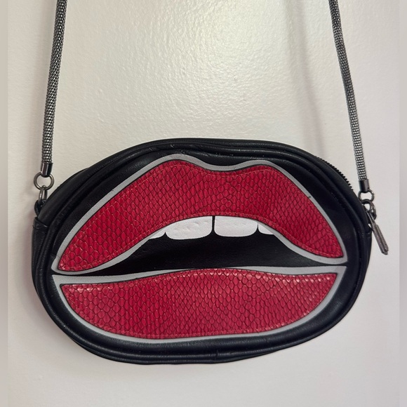 Sam Edelman Handbags - EUC Sam Edelman Circus Kiss Me Purse